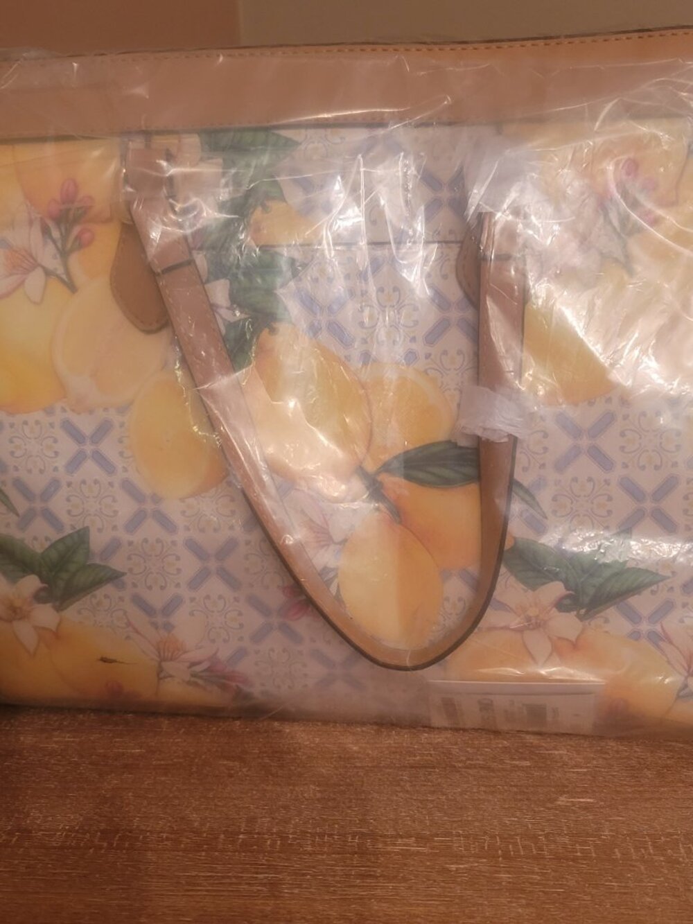 Giani Bernini - Lemon Print Saffiano Medium Book Tote/Purse. Brand new. - Picture 3 of 7